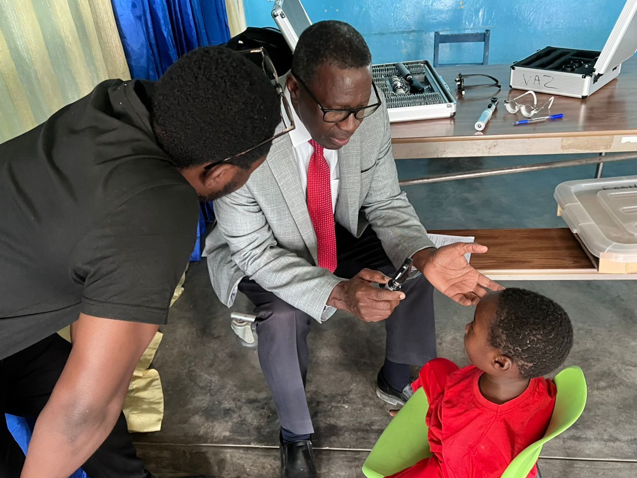 Oogarts onderzoek een kind Zimbabwe